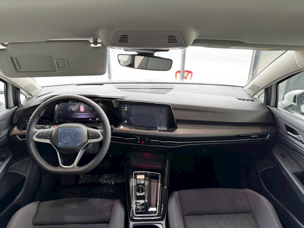 Khoang carbin lái trên Volkswagen Golf 1.5 ETSI
