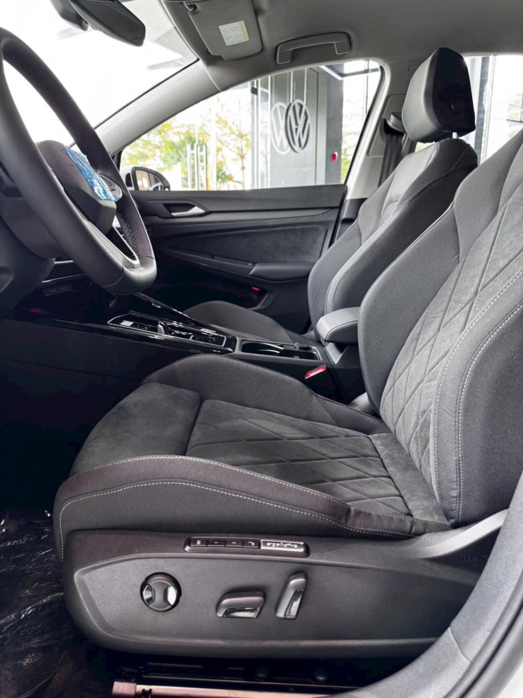 Nội thất và chất liệu ghế ngồi trên Volkswagen Golf 1.5 ETSI