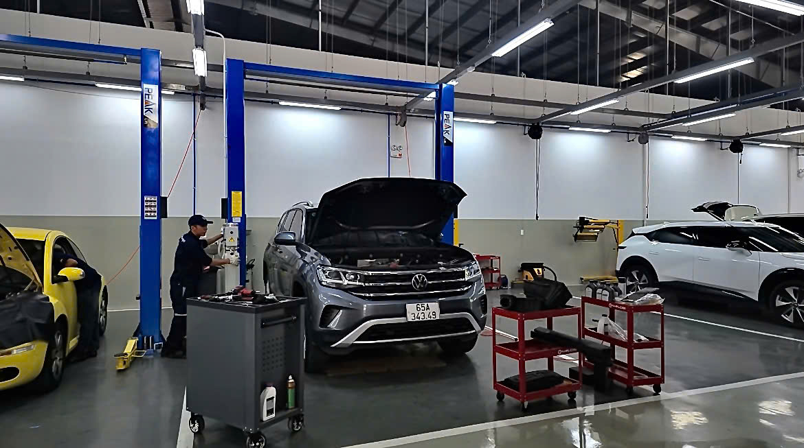 Xe Volkswagen được kiểm tra tại xưởng dịch vụ chính hãng