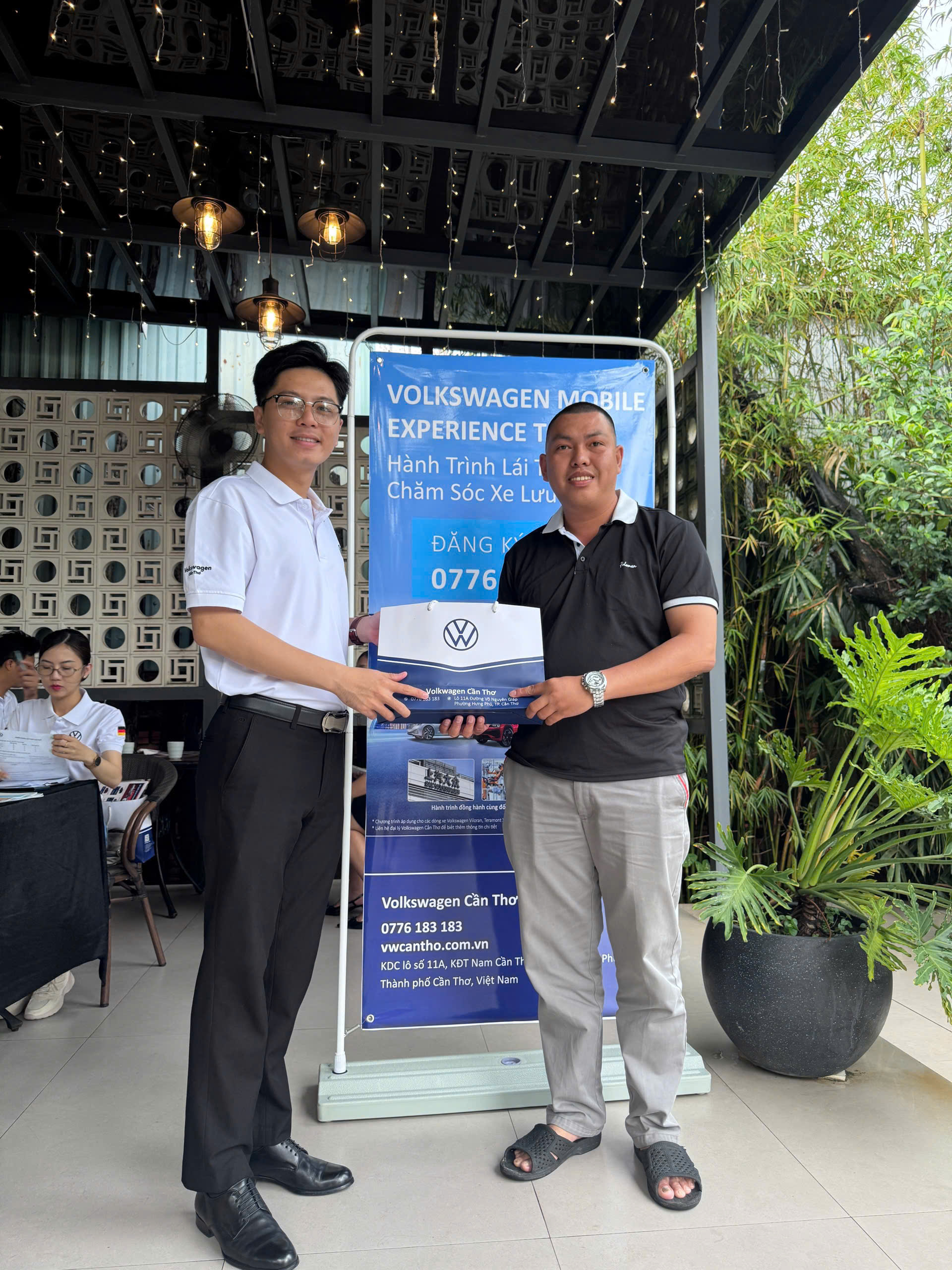 Khách hàng tìm hiểu công nghệ trên xe Volkswagen trong chương trình Test Drive