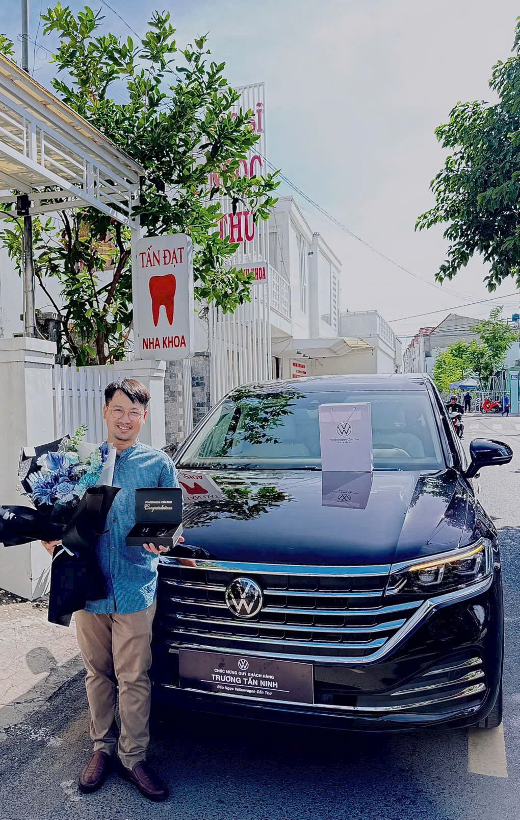 Gia đình trải nghiệm các dòng xe Volkswagen với nhiều công nghệ hỗ trợ an toàn.