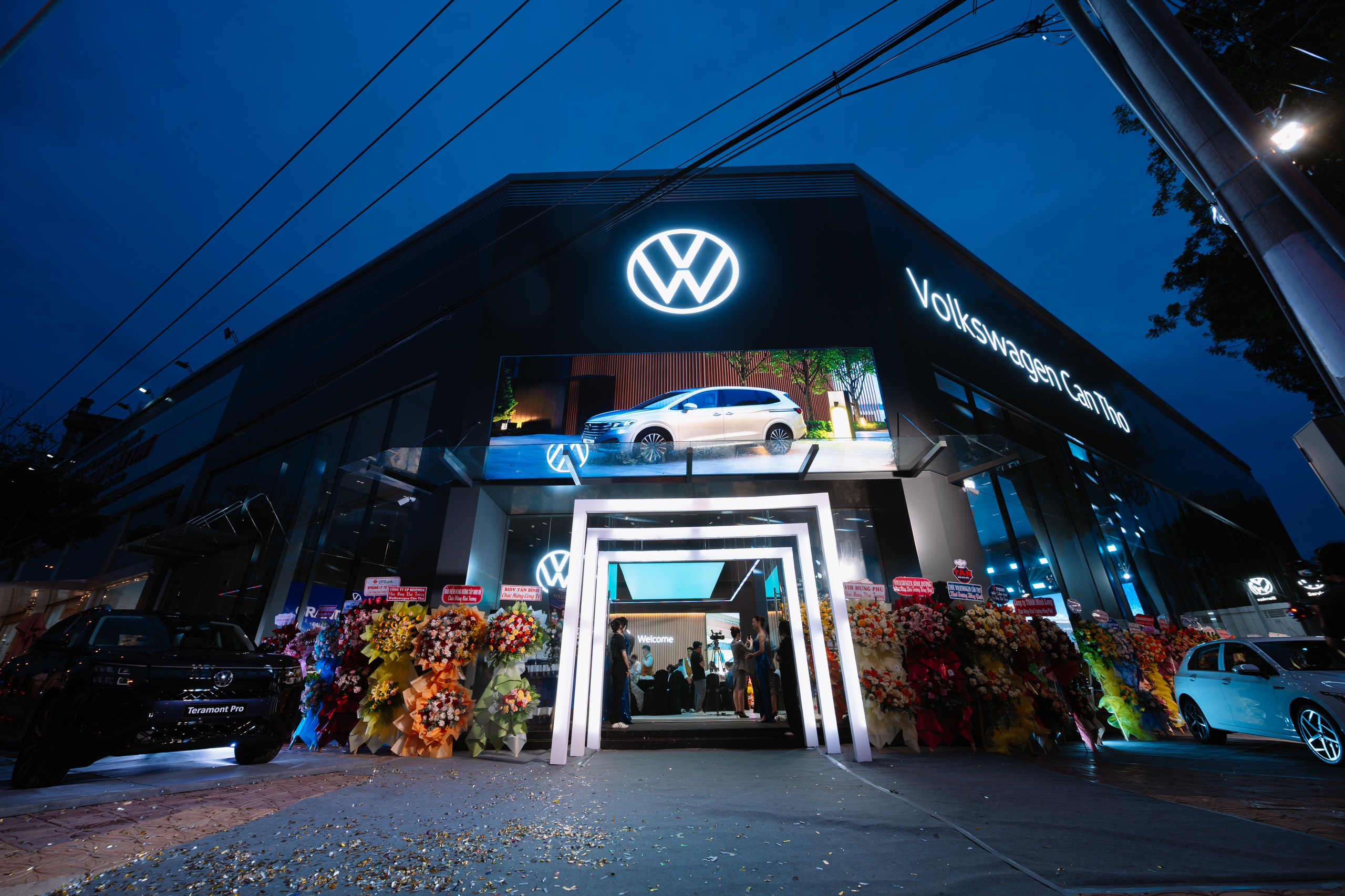 Showroom mặt trưng bày xe Volkswagen
