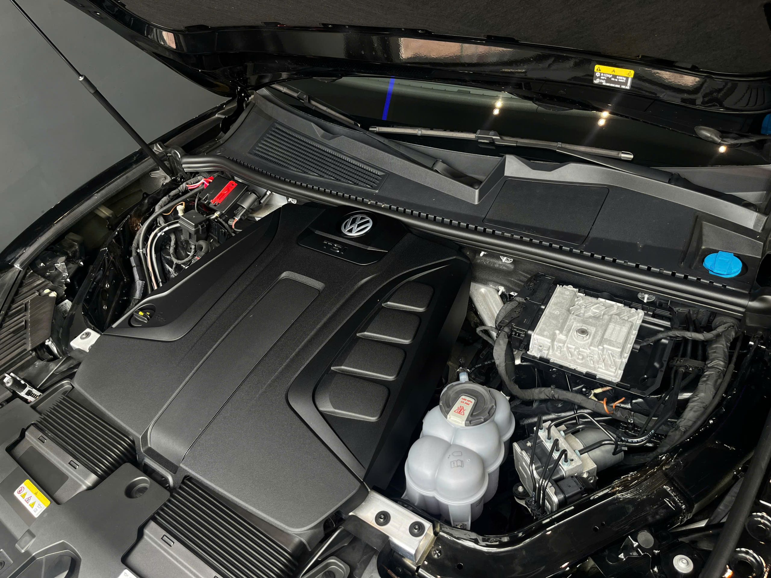 Khoang động cơ TSI trên xe Volkswagen