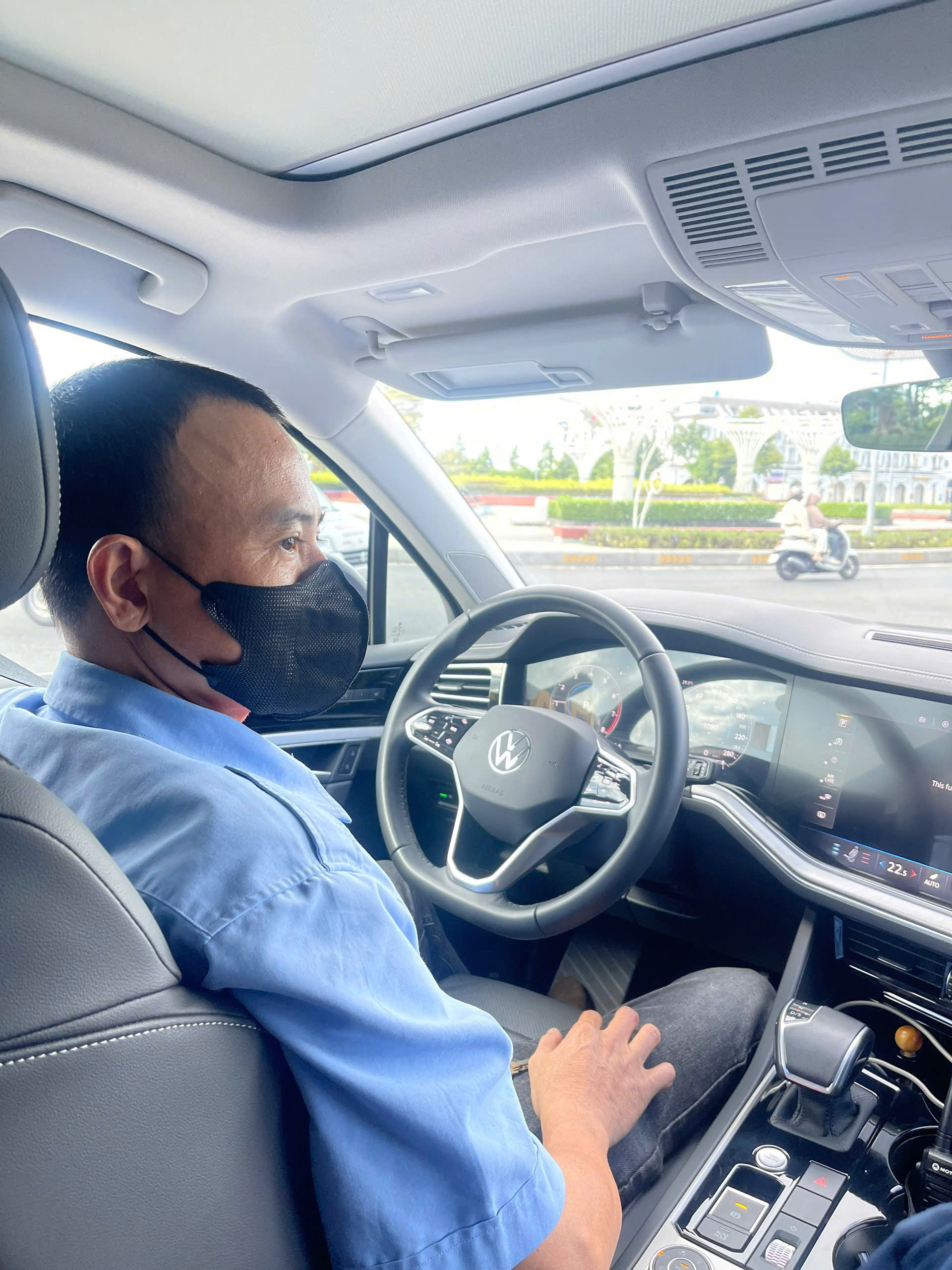 Khách hàng trải nghiệm lái thử xe Volkswagen trên cung đường Phú Quốc
