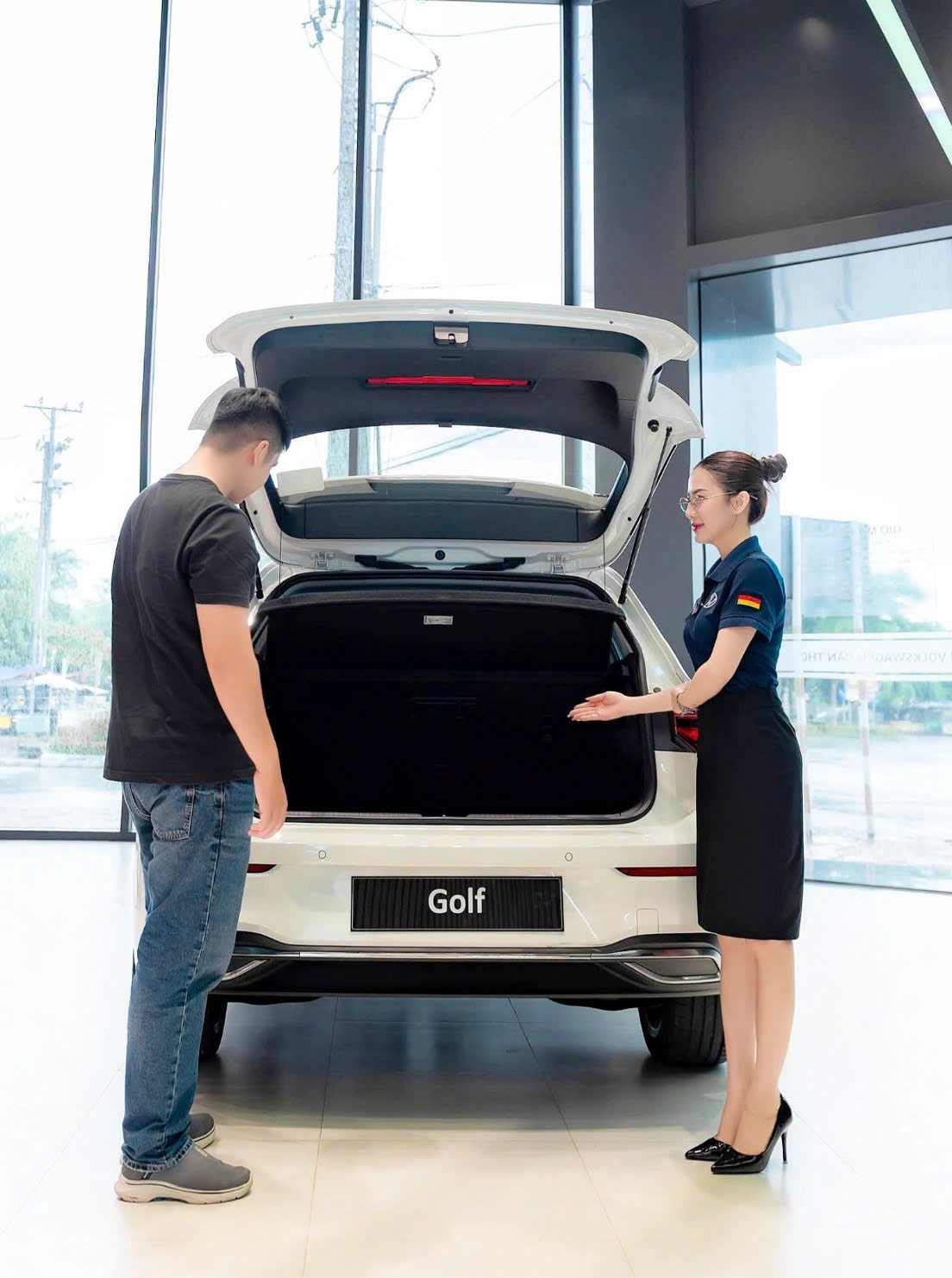 Khách hàng trải nghiệm xe Volkswagen tại showroom Cần Thơ