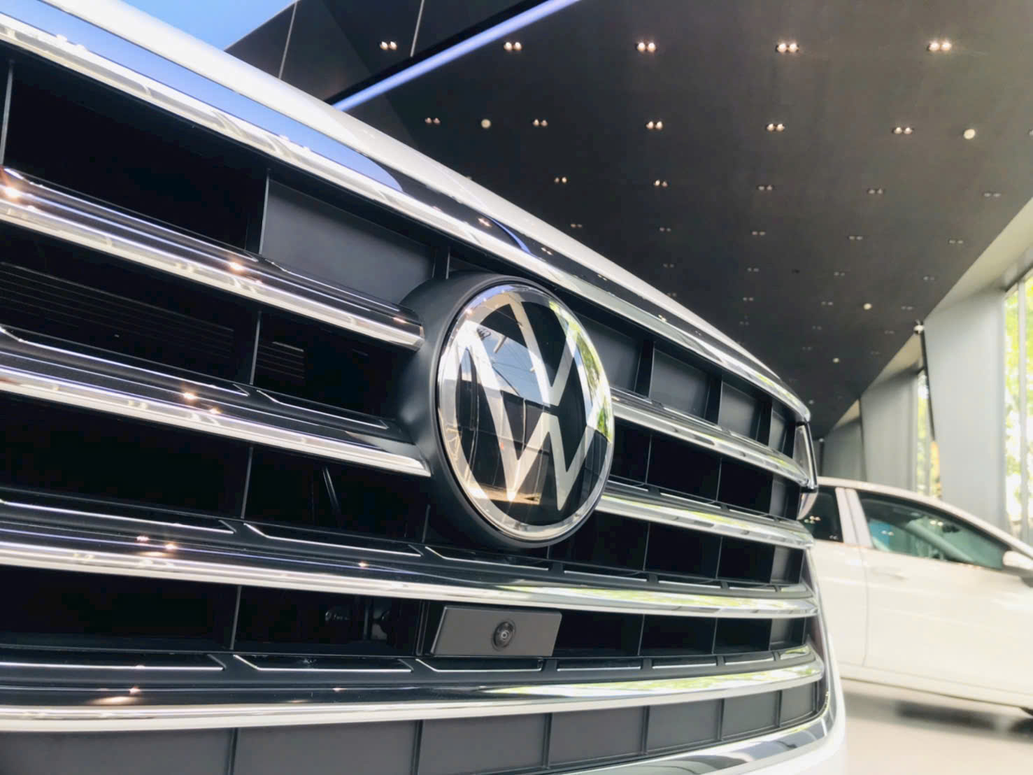 Logo Volkswagen trên mẫu xe trưng bày tại Volkswagen Cần Thơ