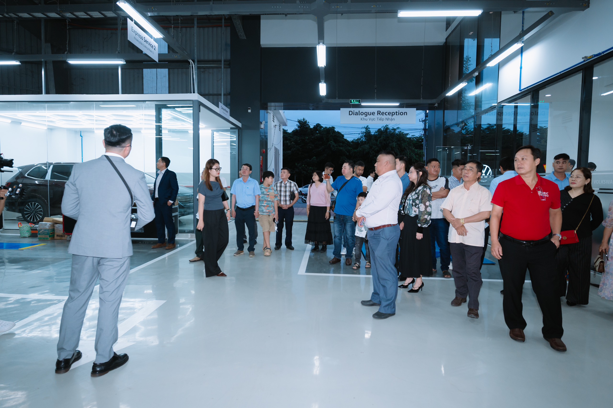 Khách hàng tham quan Volkswagen Cần Thơ