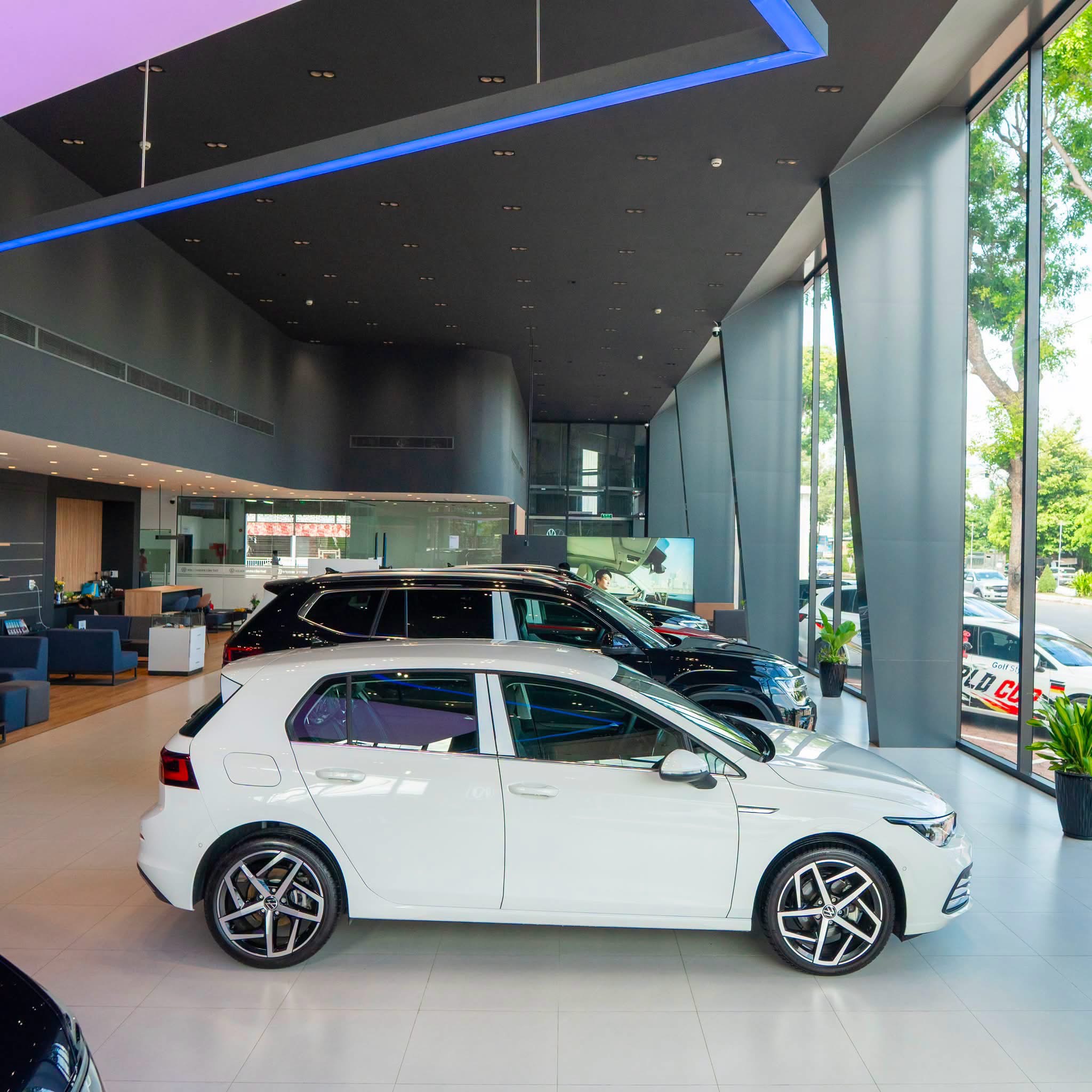 Không gian trưng bày xe bên trong showroom.