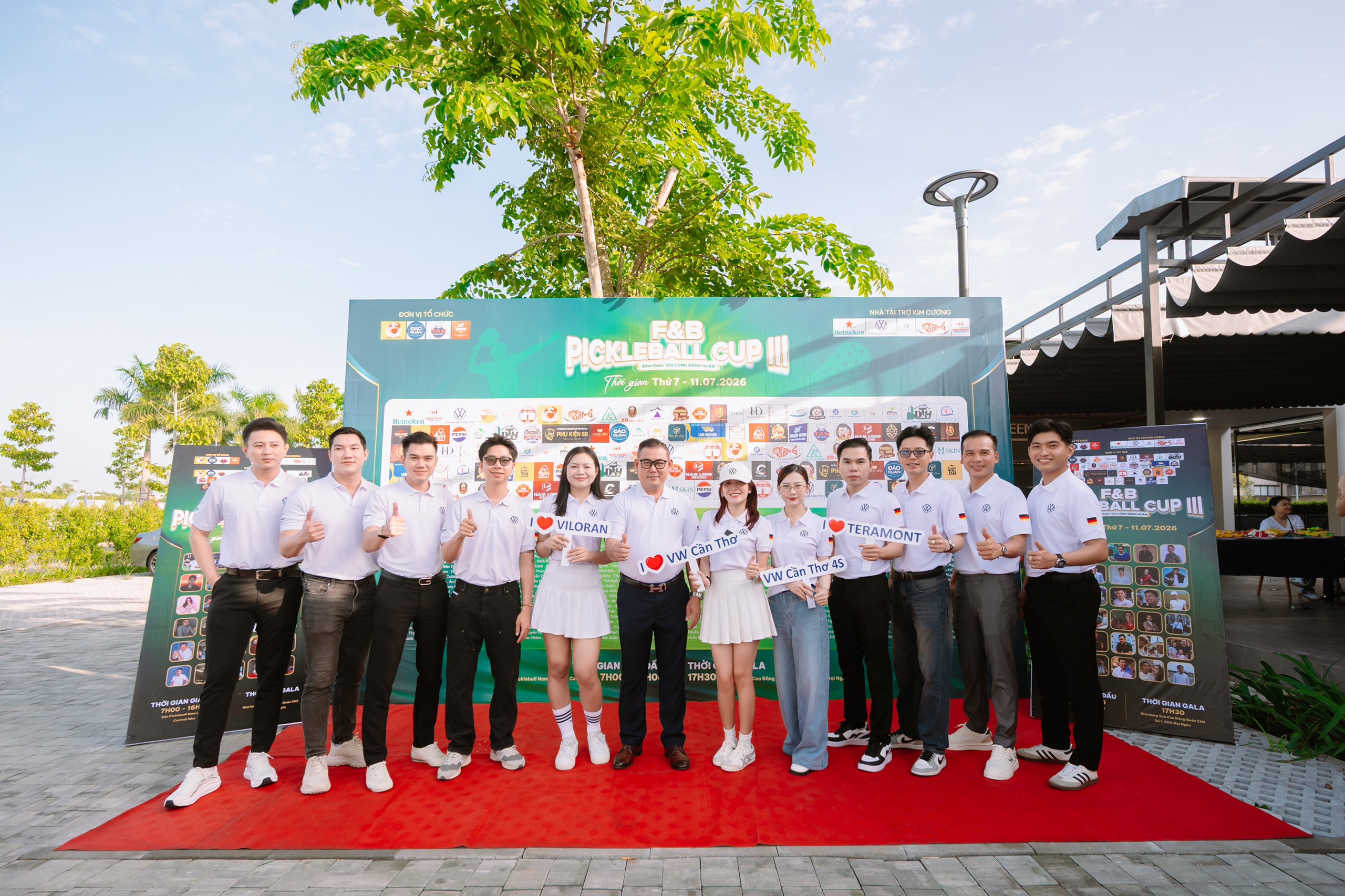 Ông Phan Thanh Đại cùng đội ngũ Volkswagen Cần Thơ tại sự kiện.