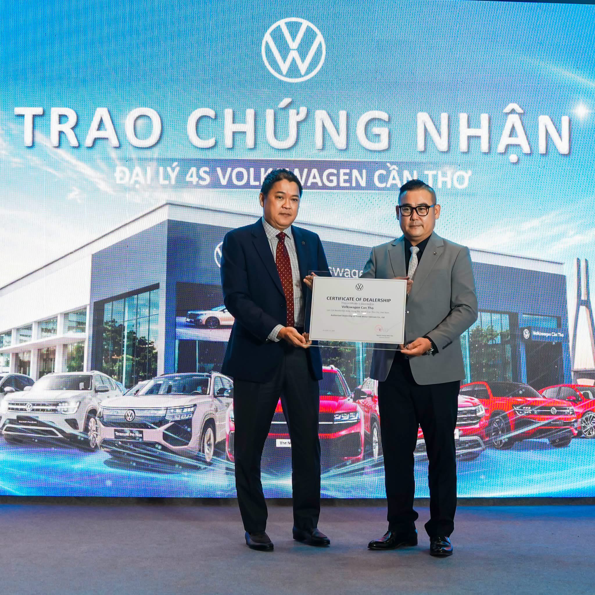 Ông Nguyễn Hoàng Minh Tiến trao chứng nhận đại lý đạt chuẩn Urban Store toàn cầu.