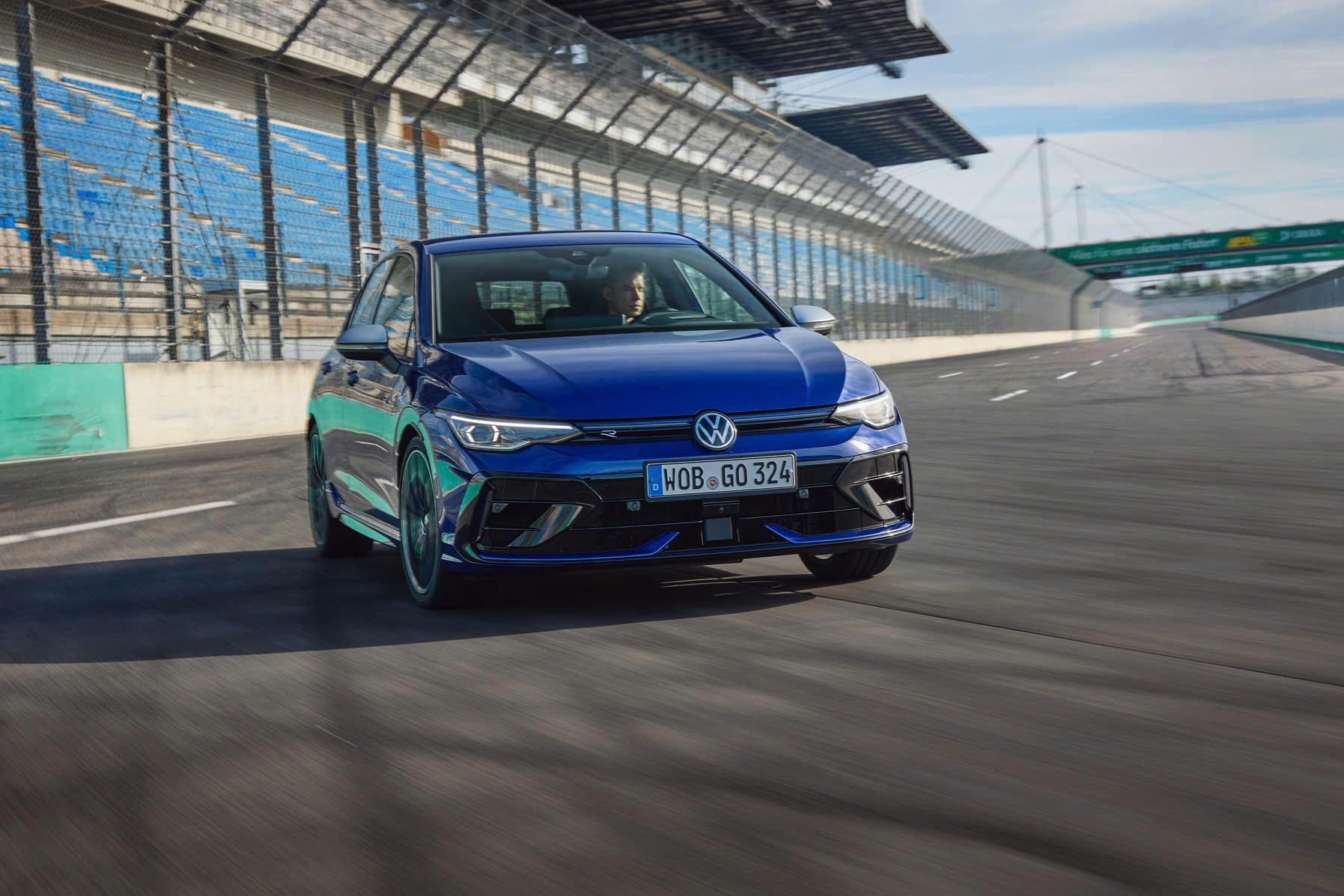Volkswagen Golf R vận hành trên đường thử.