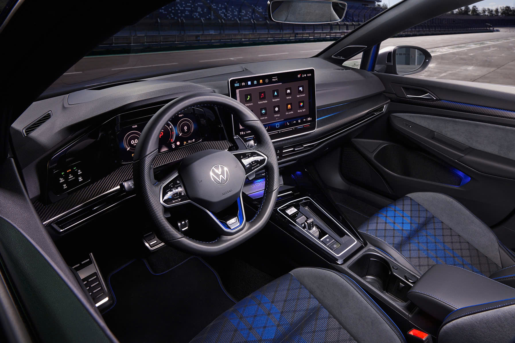 Khoang lái Volkswagen Golf R với hộp số DSG.