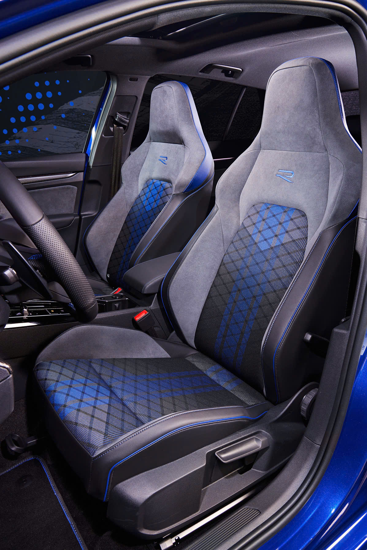 Nội thất Volkswagen Golf R với thiết kế hướng đến người lái.
