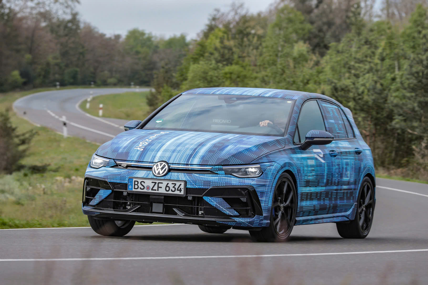 Volkswagen Golf R khi vận hành khi vào cua.